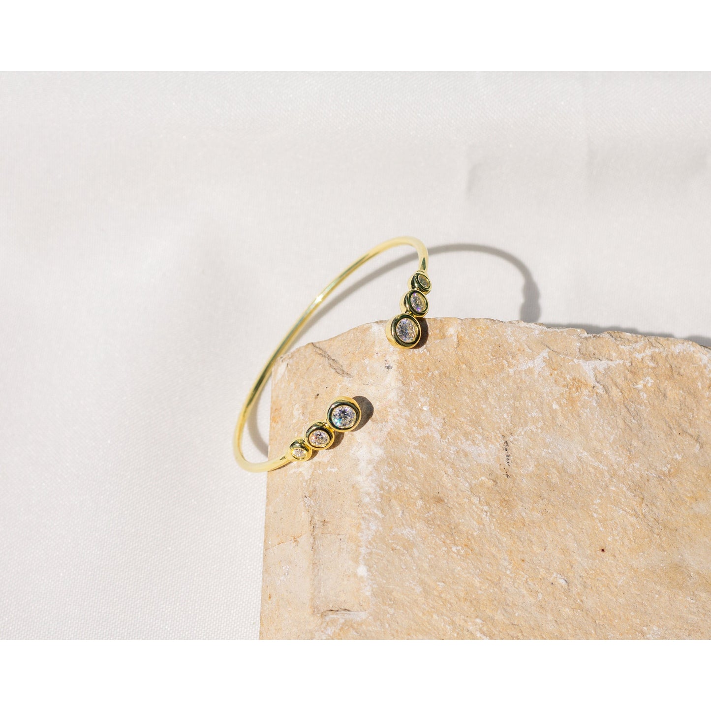 Pulsera cuff moissanitas dorada