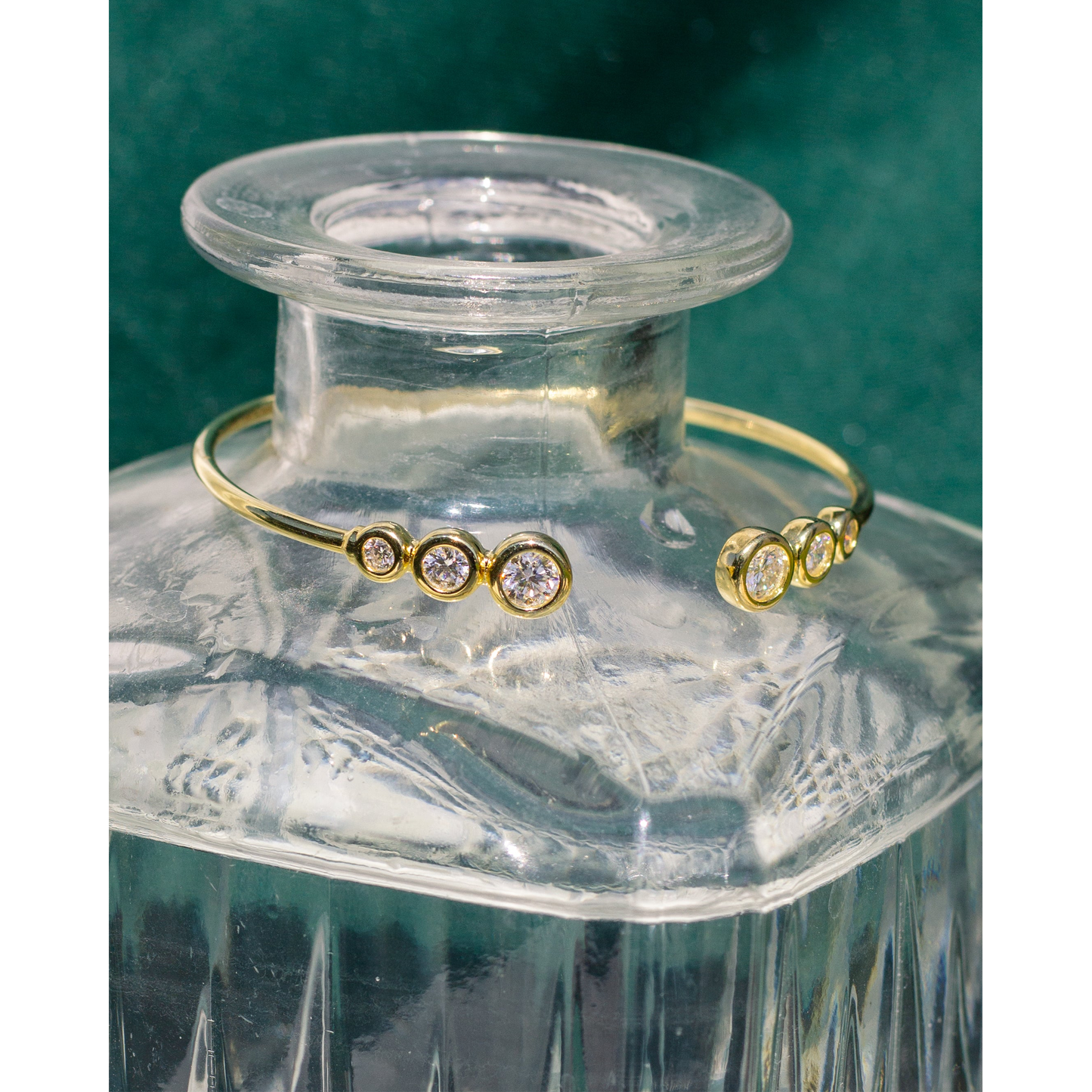Pulsera cuff moissanitas dorada