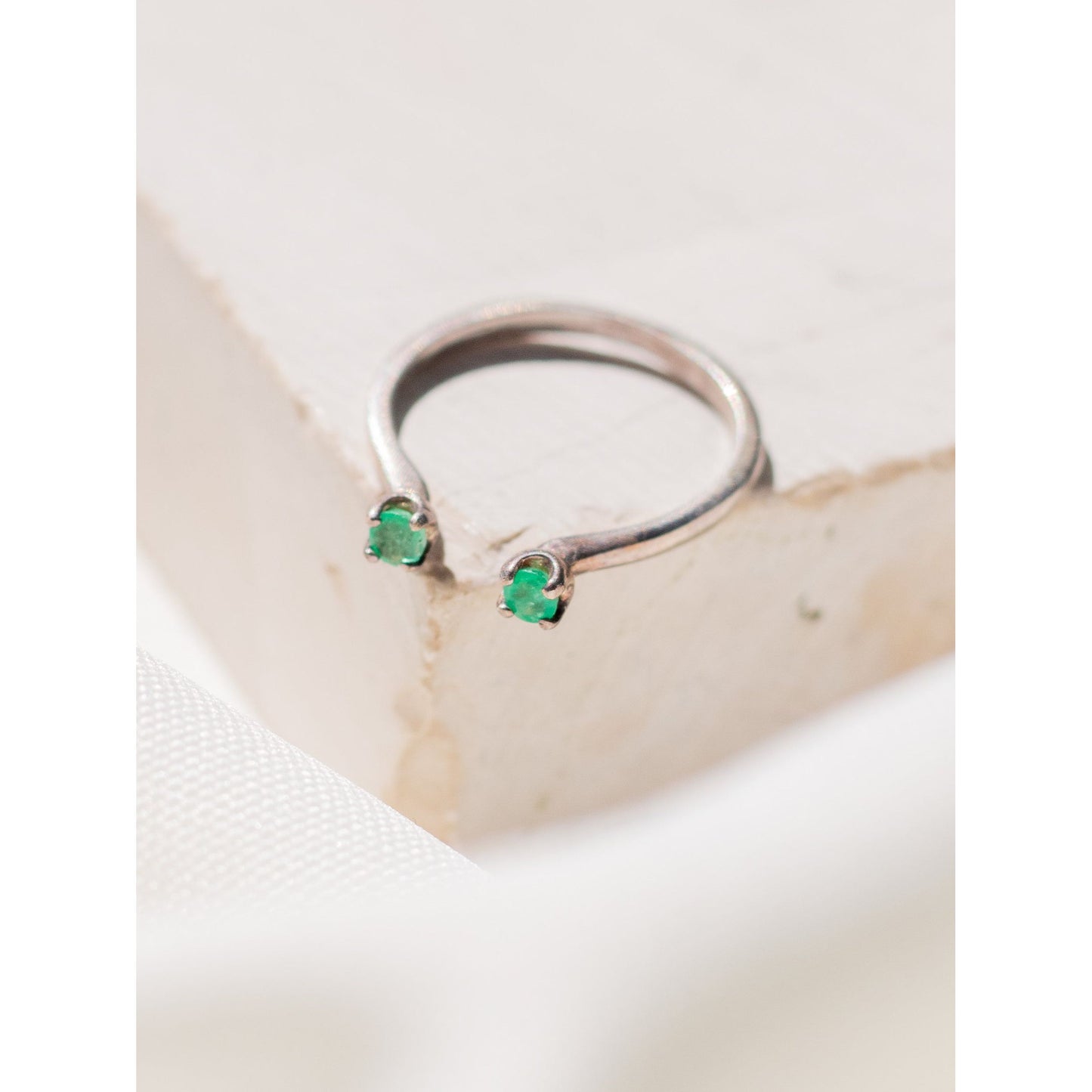 Anillo abierto esmeralda