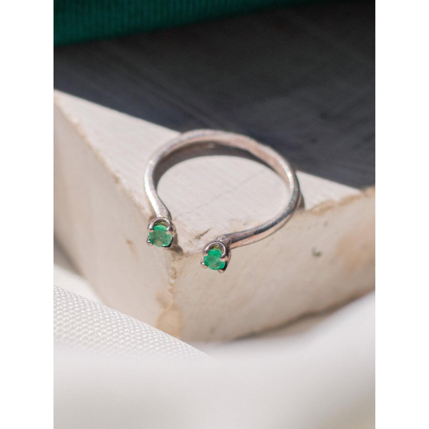 Anillo abierto esmeralda