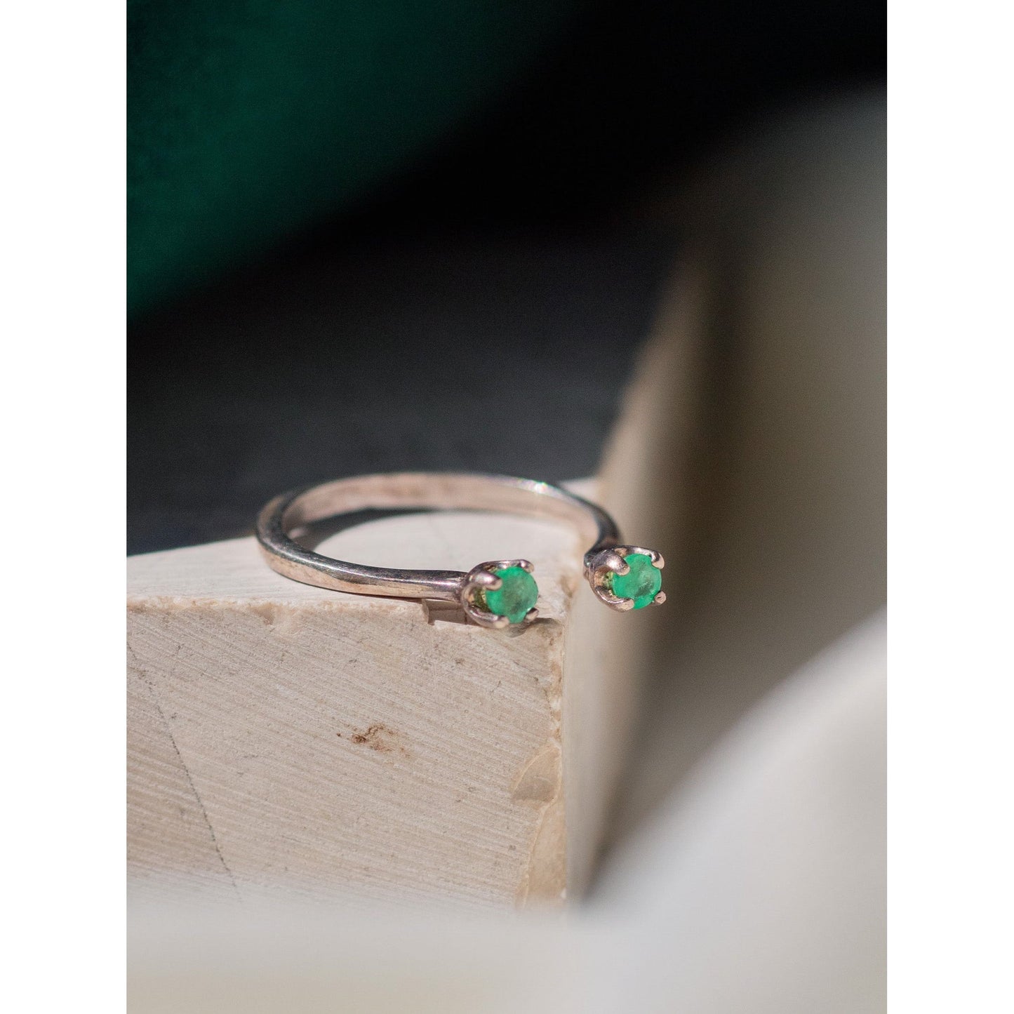 Anillo abierto esmeralda