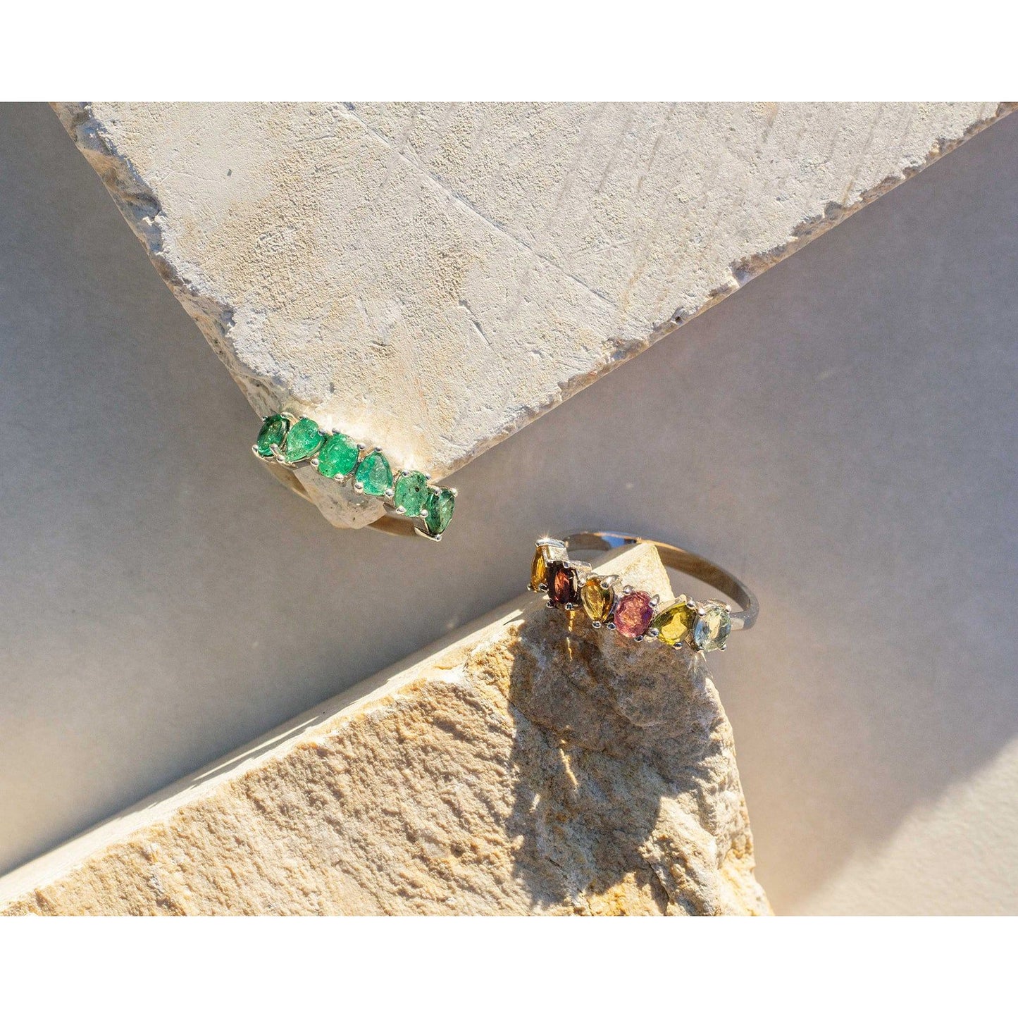 Media churumbela de esmeraldas irregulares