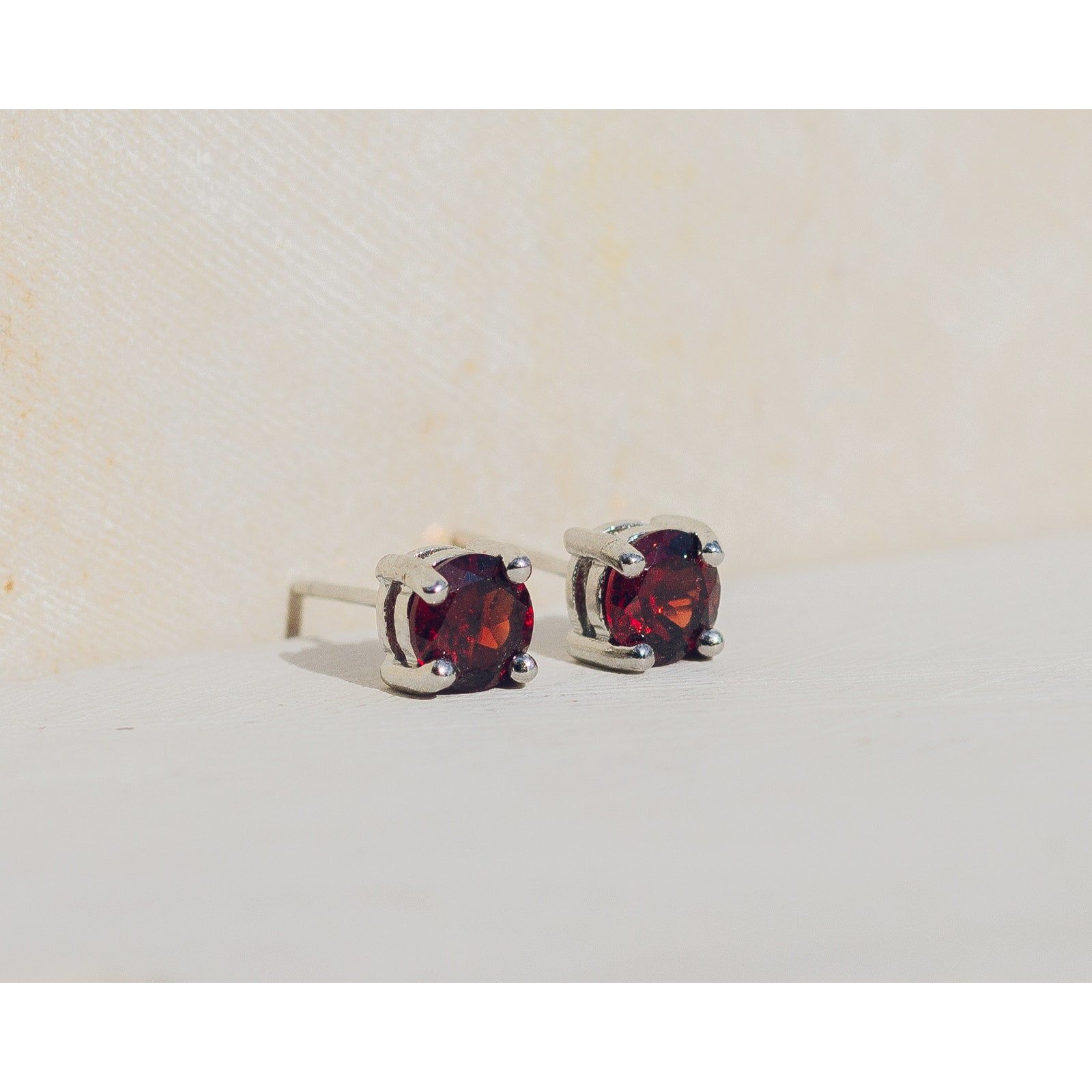 Aretes de Granate redondos (Entrega inmediata)